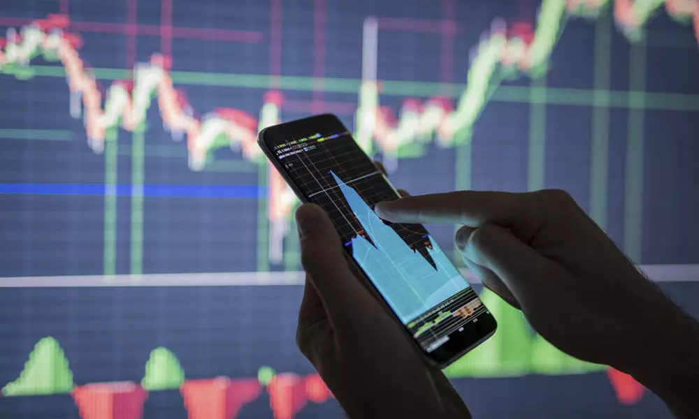 Trading Timeframe Selection Supporting Balanced Short-Term and Long-Term Strategies